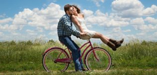 自転車に乗りながらイチャイチャするカップル